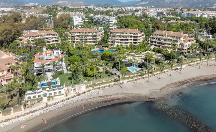 Laguna de Banús and its beachfront setting — aerial view